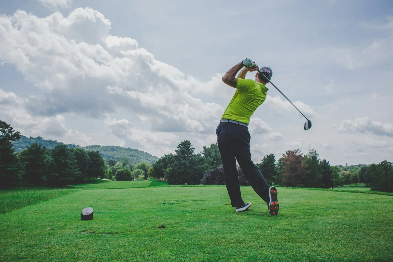 Golfista při odpalu na hřišti